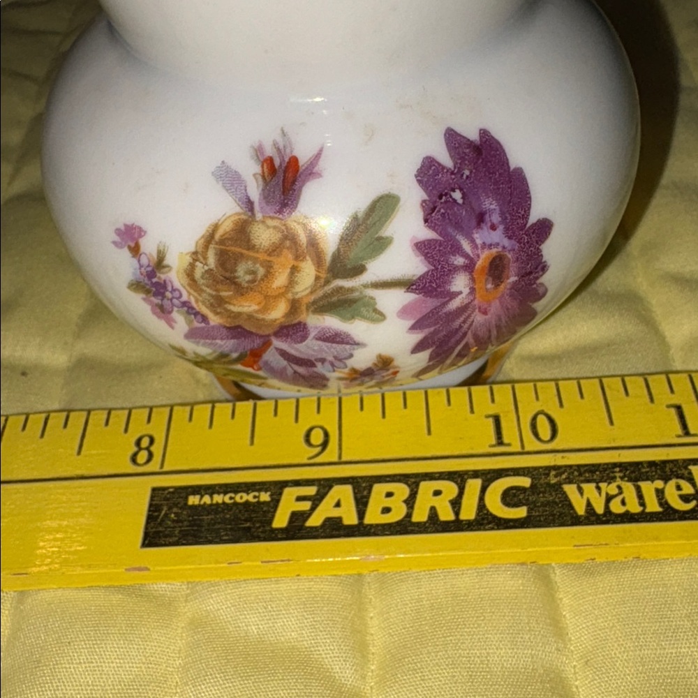 GOLD CASTLE, Japan floral vase, some wear on gold on top, lovely flowers $15 - Picture 9 of 10
